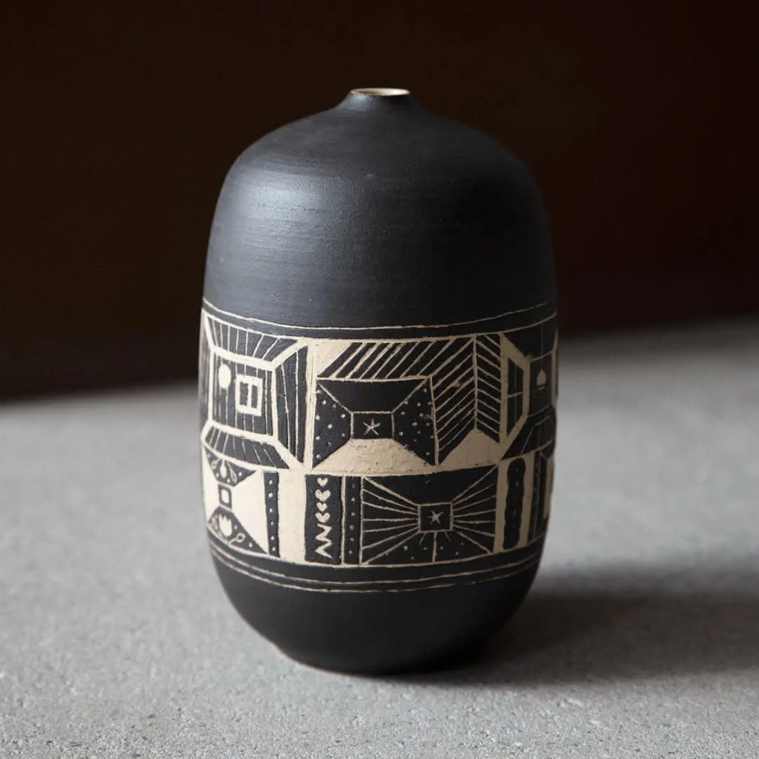 Vase Sgraffito II, face 1, céramique noire au décor gravé, pièce unique Pisoni–lab