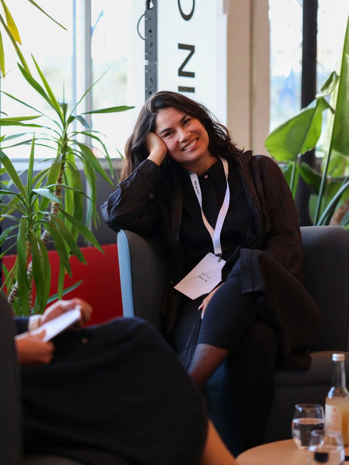 Karen Pisoni smiling in an armchair during her conversation with Caroline Widmer at Kick-off Day 2026.