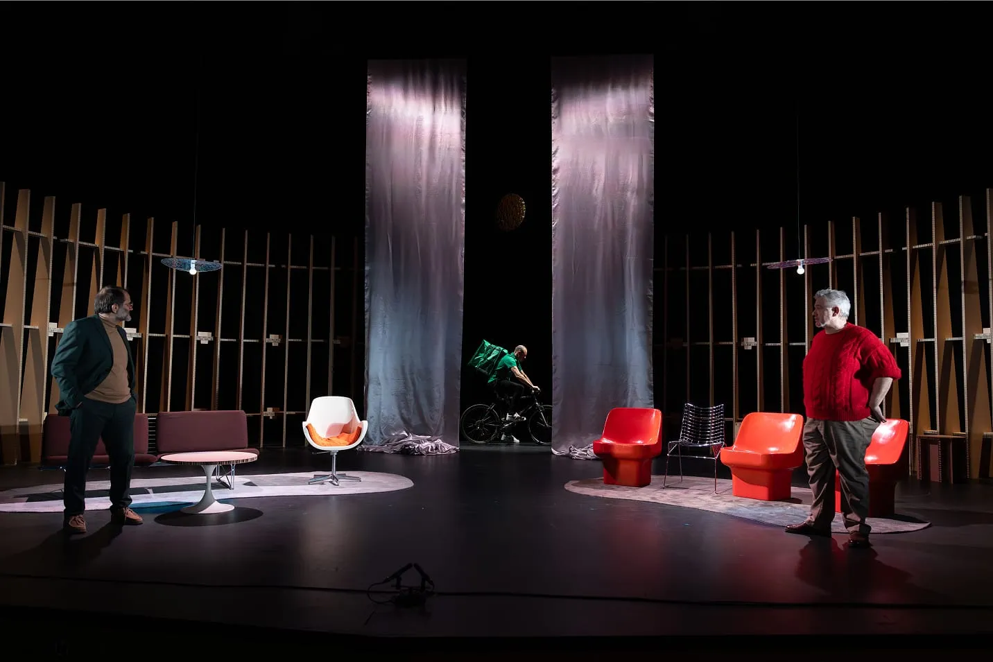 Deux personnes qui se tiennent sur une scène