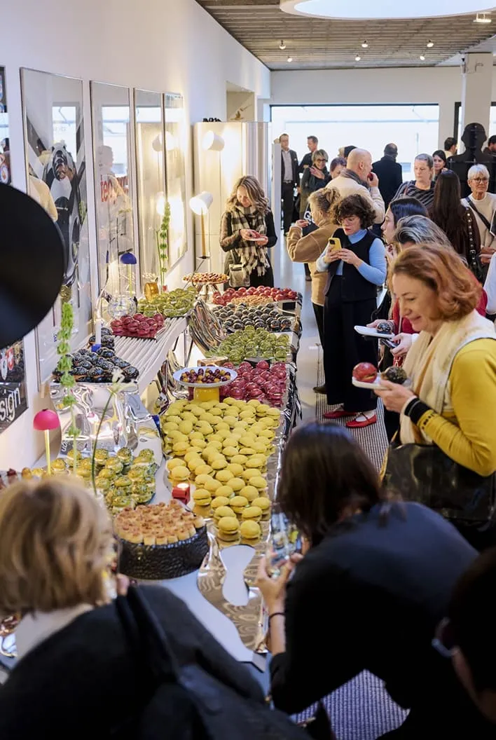 Invité·e·s le long du buffet des chefs V-Zug, dressé sur des surfaces miroir