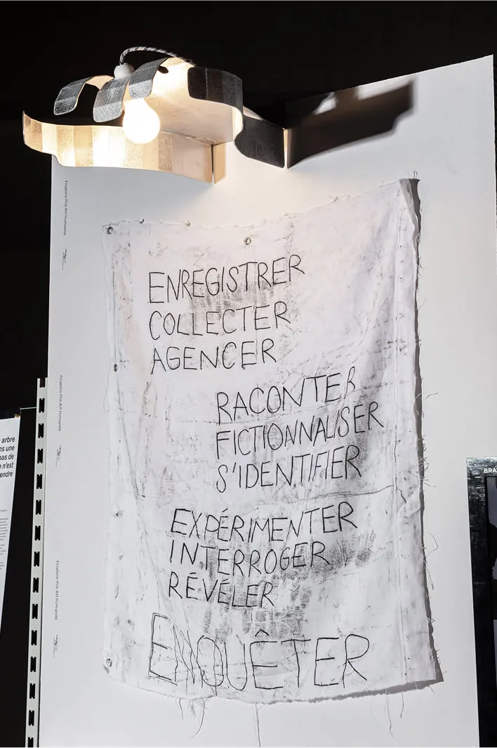 2 paires de skis suspendues à une luminaire