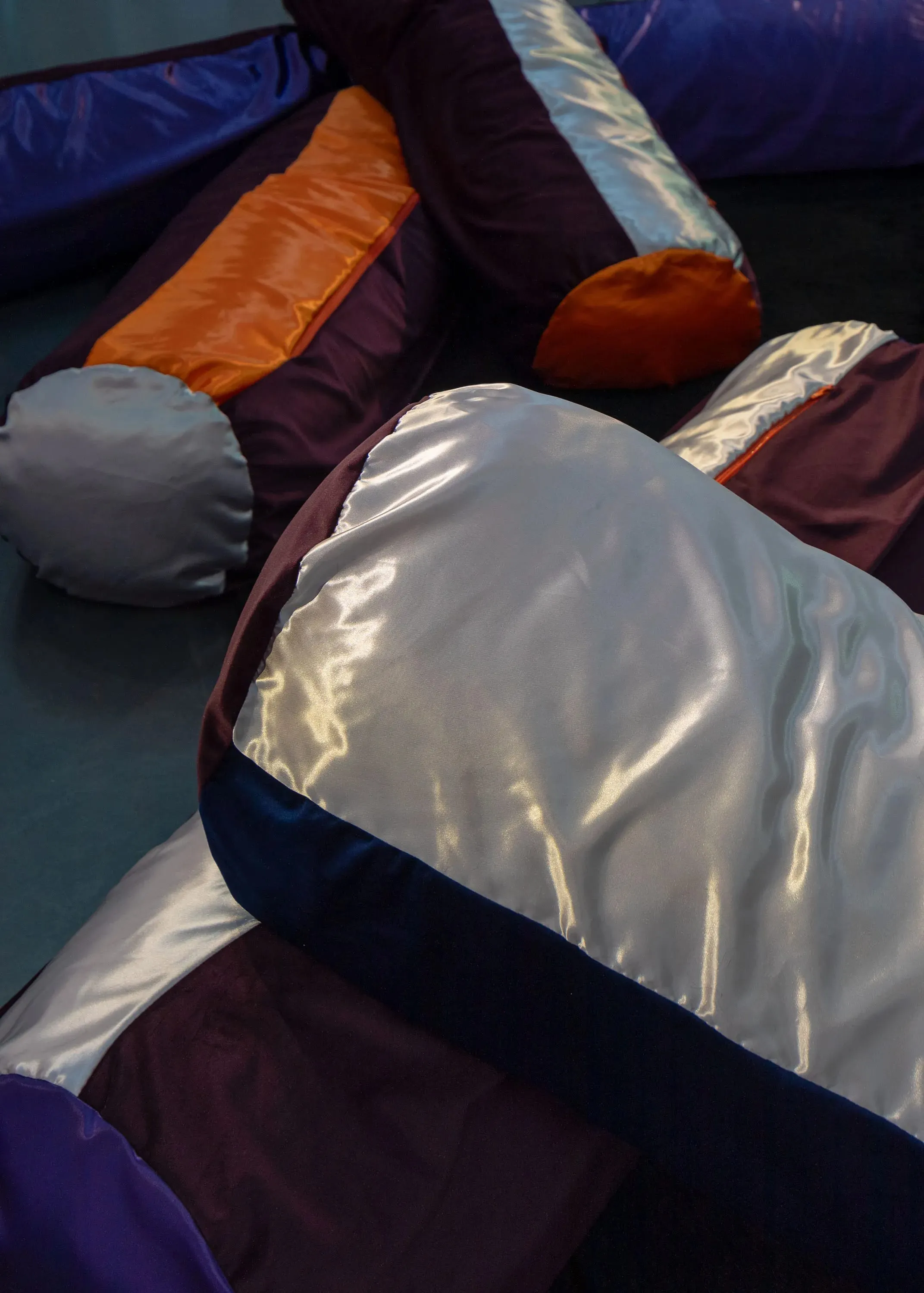 Un grand coussin étendue sur le sol