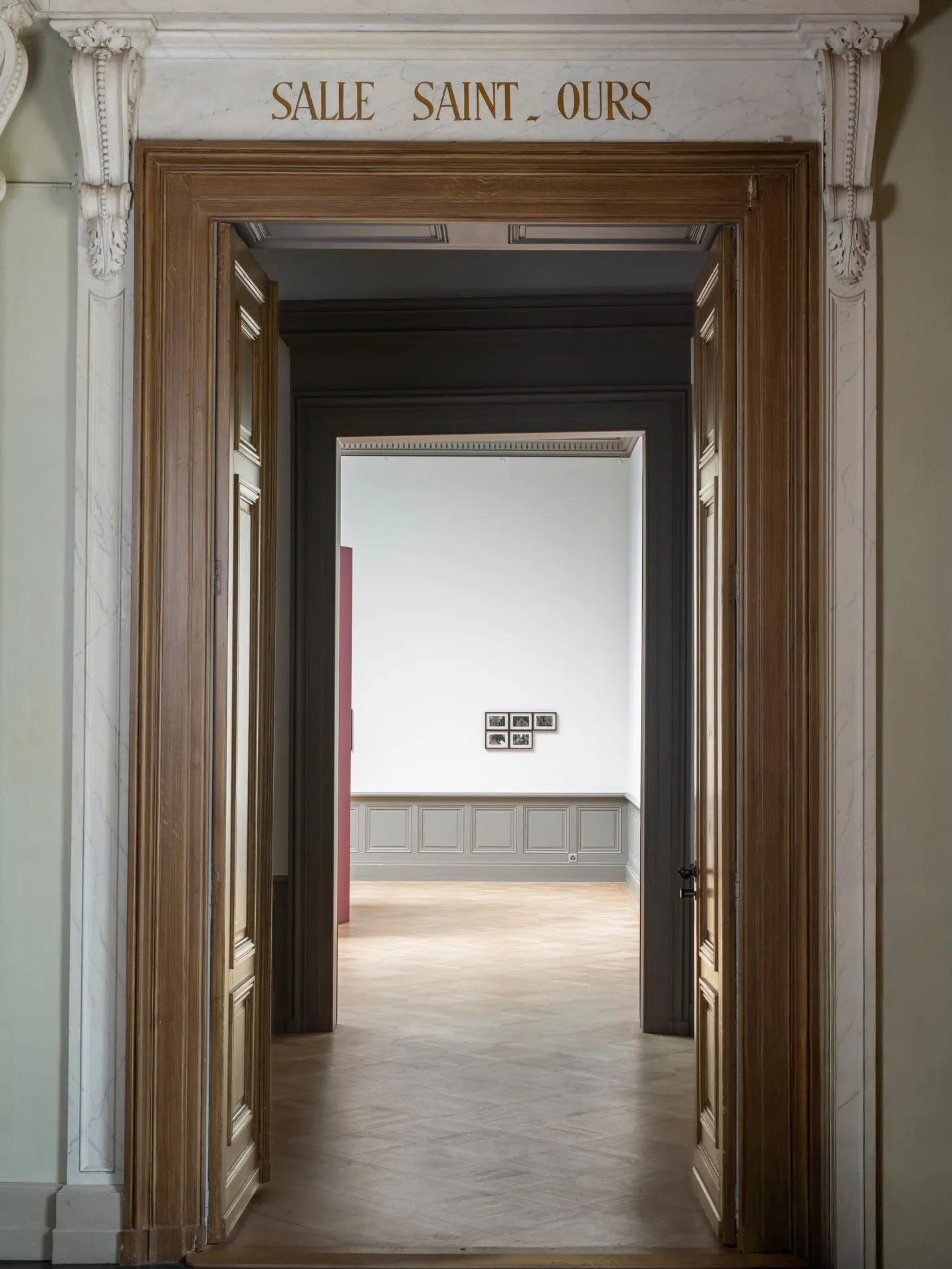 Porte de la salle Saint-Ours au Palais de l'Athénée, Genève, exposition Communautés en résonance