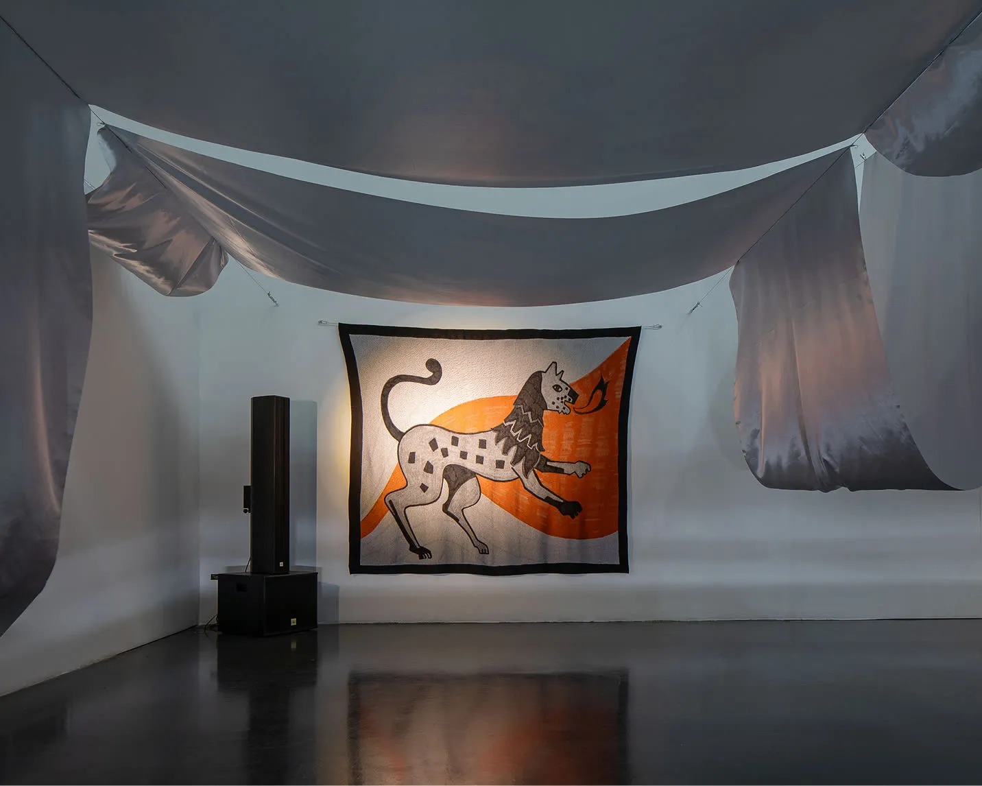 Une peinture accrochée sur un mur à côté d'un haut-parleur