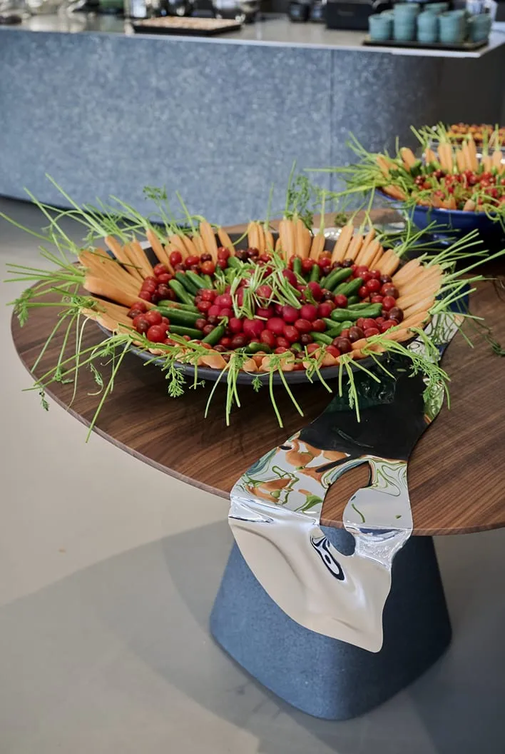 Plat de crudités sur une table ronde, surface miroir thermoformée sur le bord