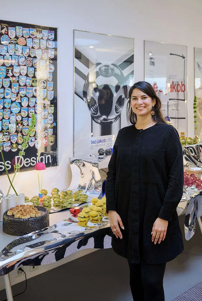 Karen Pisoni devant le buffet et les affiches du showroom Teo Jakob
