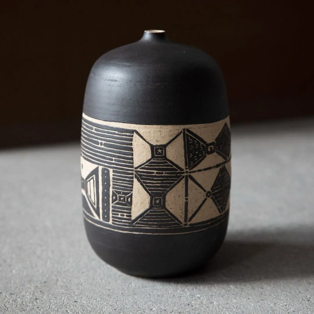 Vase Sgraffito I, face 4, céramique noire au décor gravé, pièce unique Pisoni–lab
