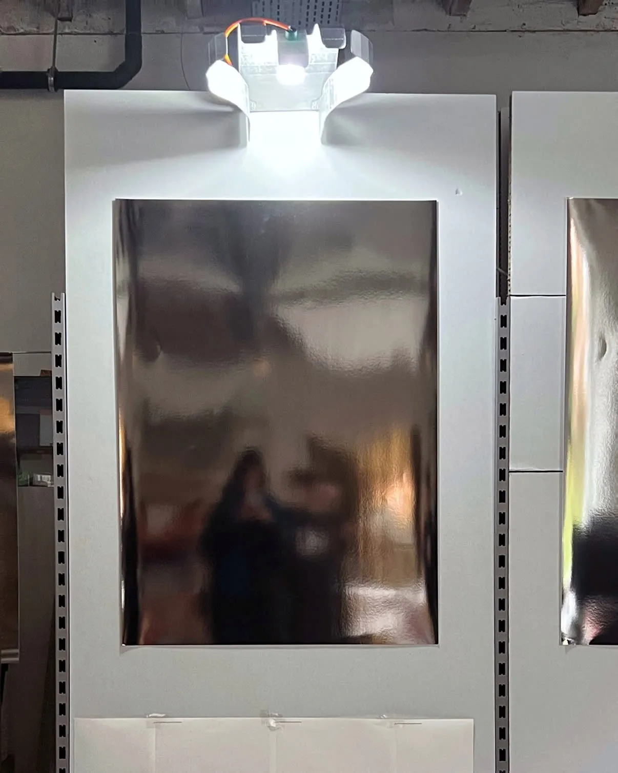 un parios avec une lampe et une feuille métallique