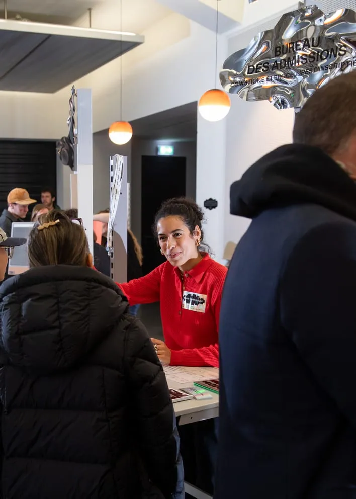 Bureau d'information sous un mobile à face miroir, Portes ouvertes HEAD 2026