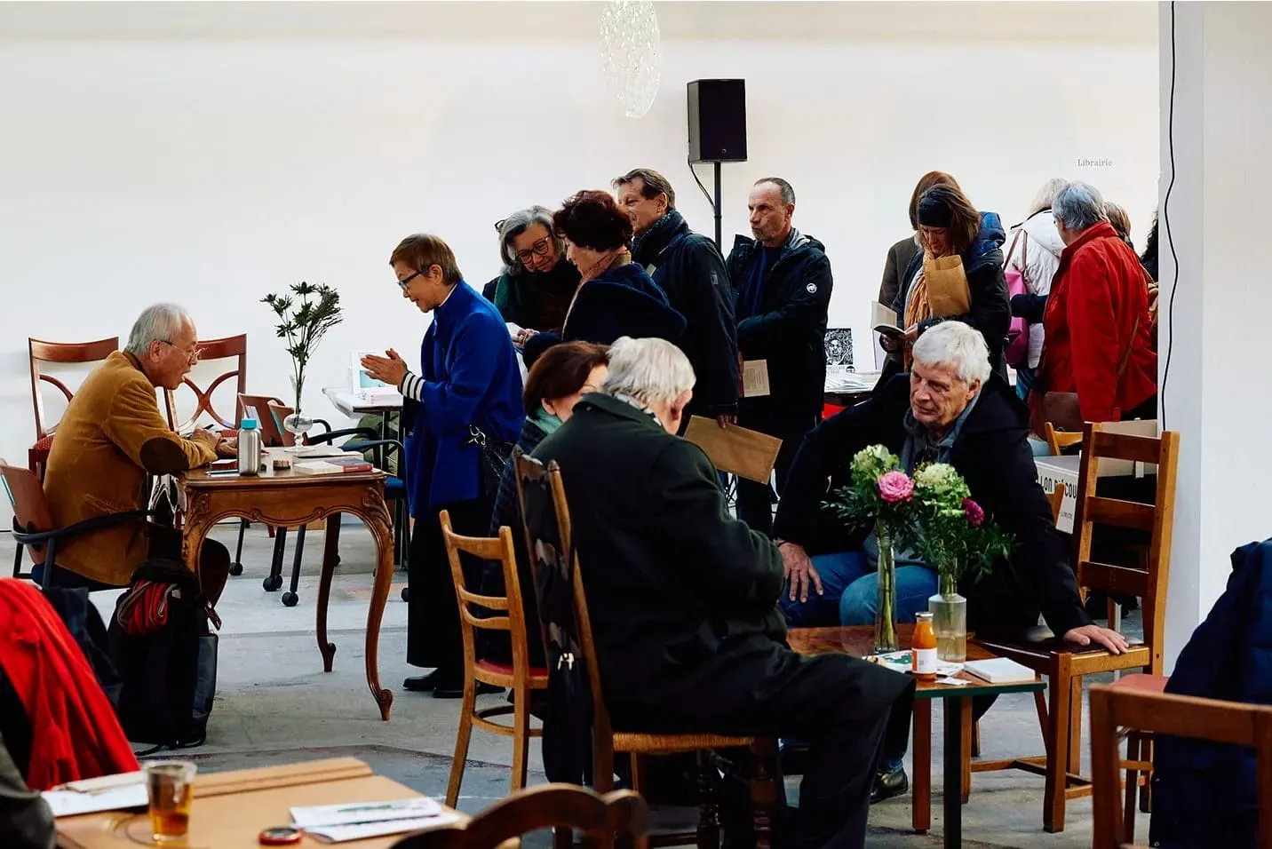 Un groupe de personnes assises autour d'une table en bois