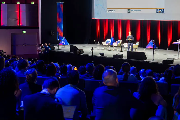 scène et public écrairé en bleu, E4S Showcase