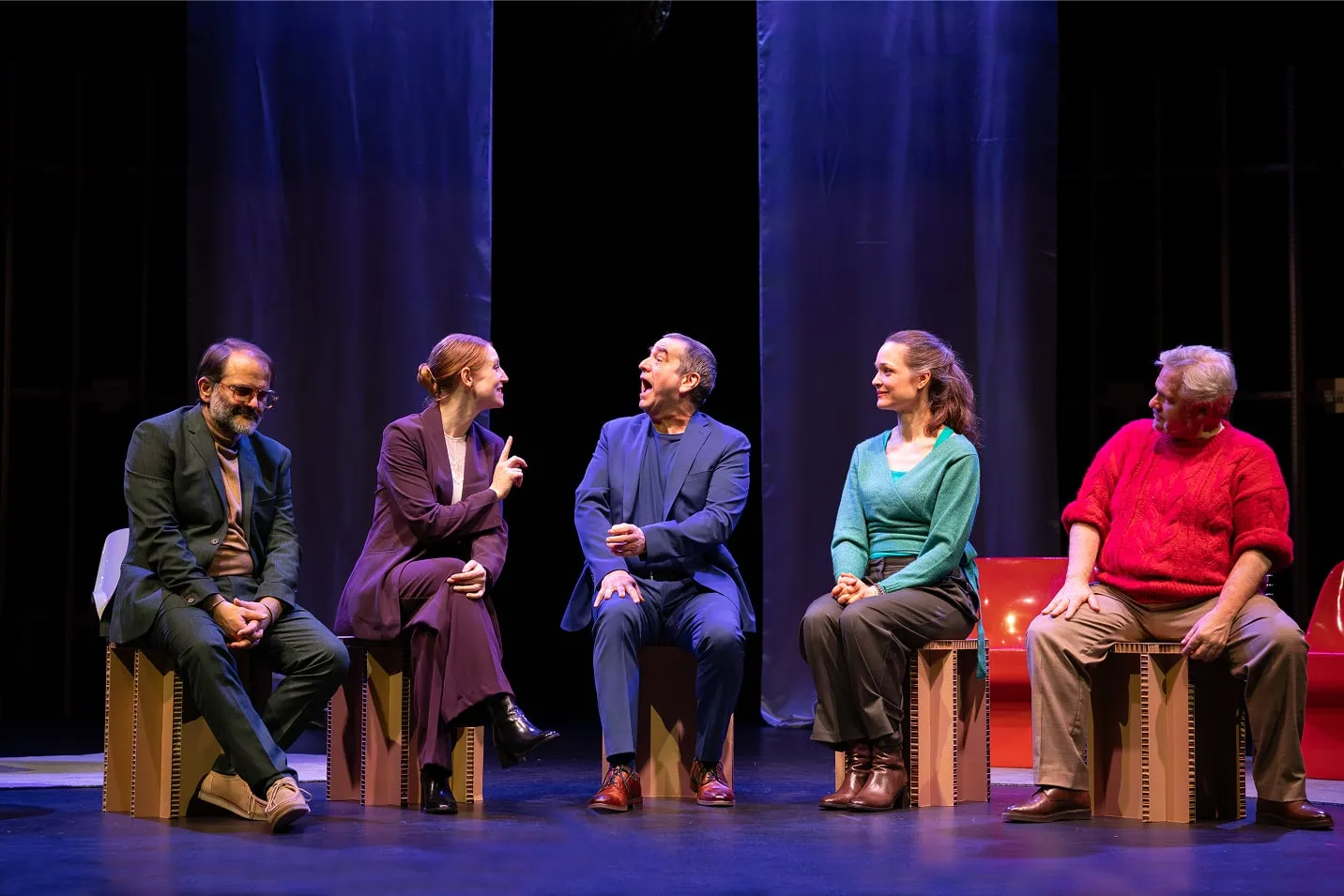 Un groupe de personnes assises sur une scène
