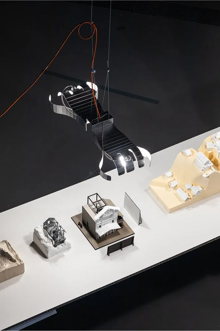 Une lampe suspendue à une corde