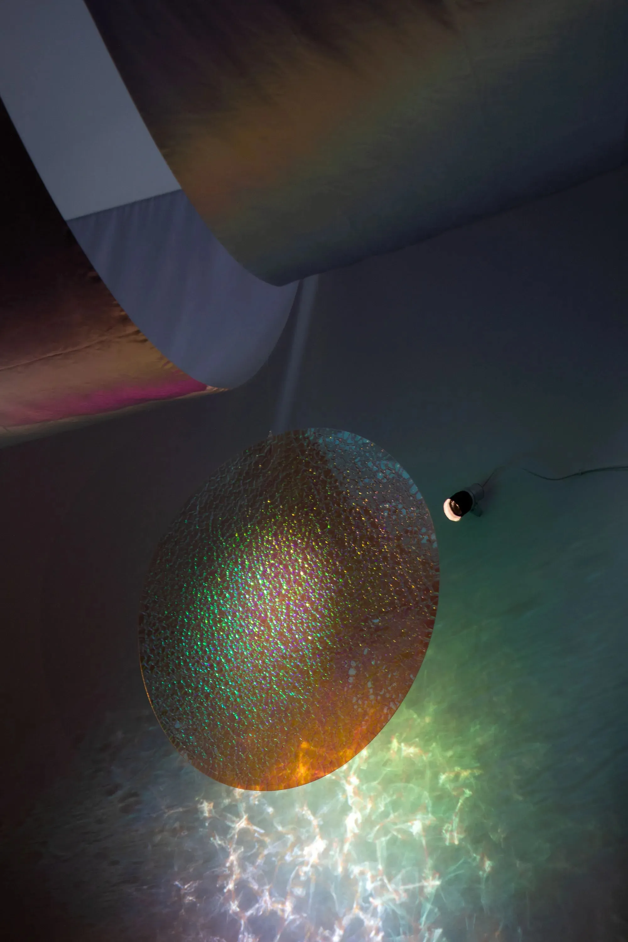 Une boule brillante posée sur une table