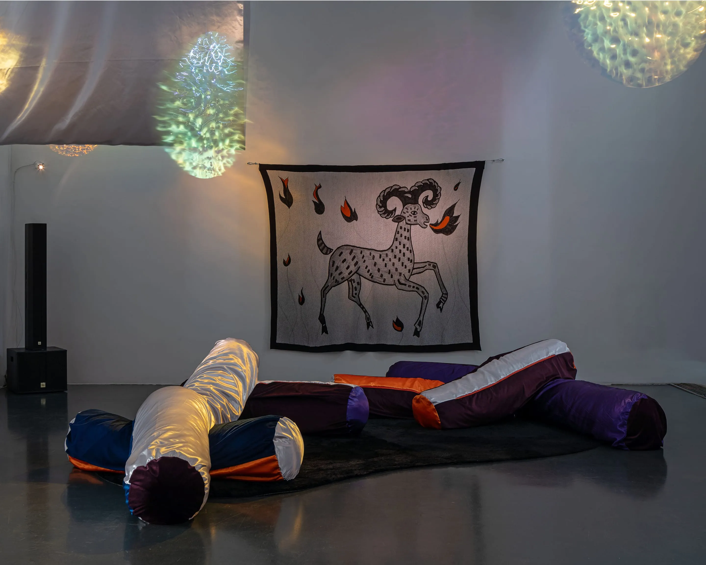 Une pièce avec un tapis et une peinture sur le mur