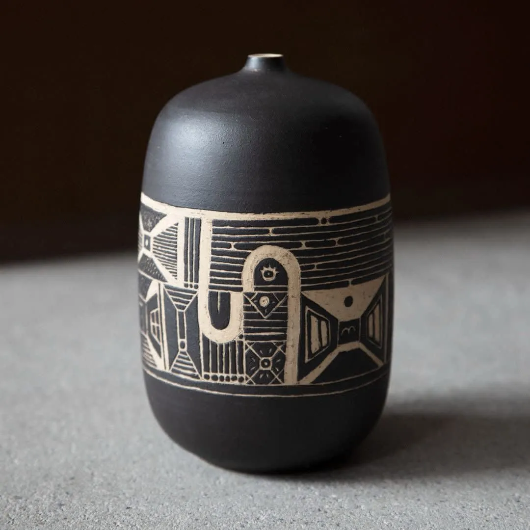 Vase Sgraffito I, face 1, céramique noire au décor gravé, pièce unique Pisoni–lab