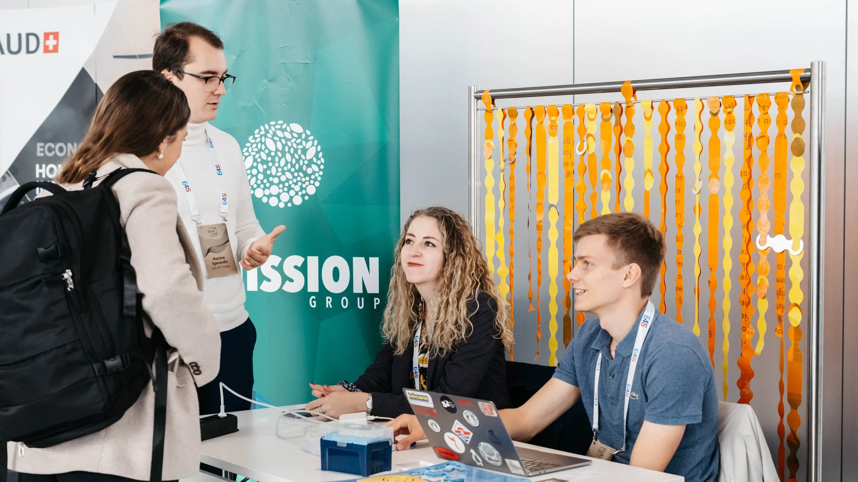Stand de startup devant un rideau modulaire orange, Showcase E4S 2024