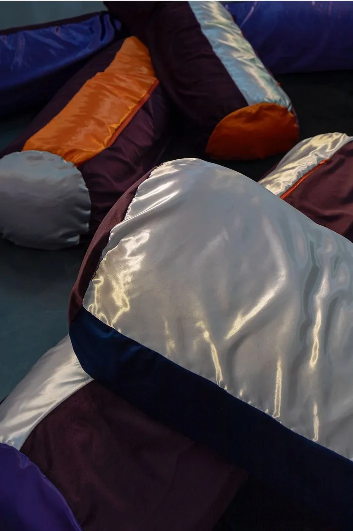 Un groupe d'inflables est étendu sur le sol