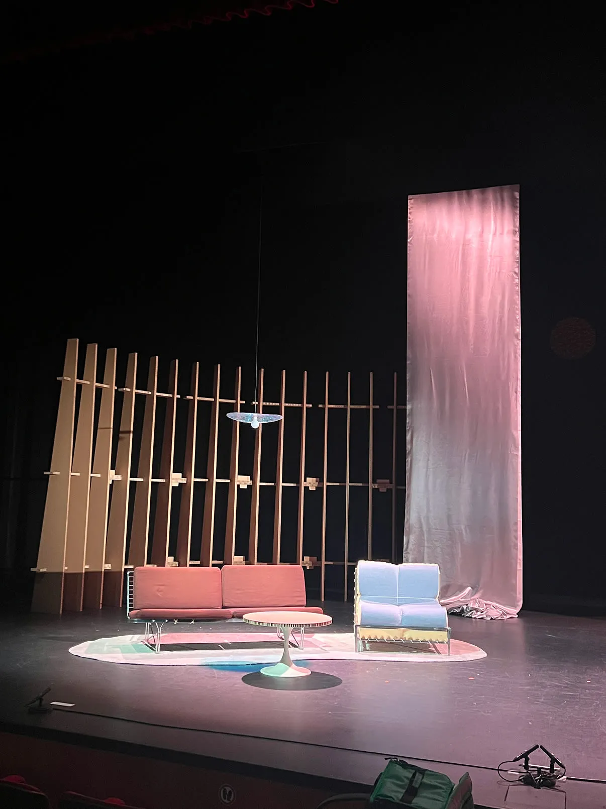 Une scène avec un canapé et une chaise sur elle