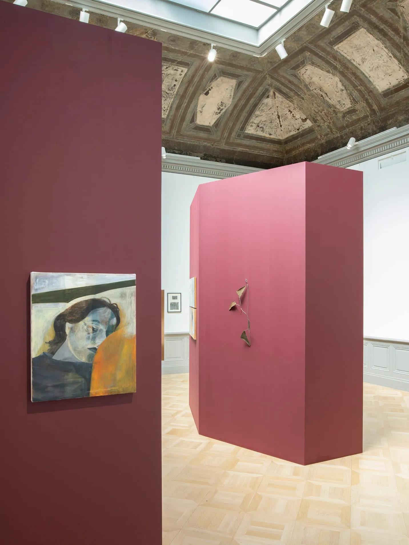 Cimaise rouge bordeaux à six côtés et portrait peint, sous les fresques du plafond