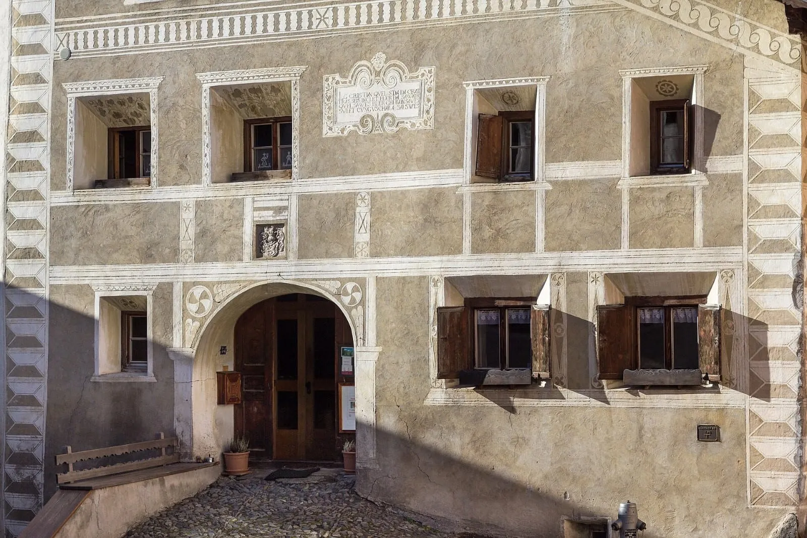 Façade en sgraffito d’une maison engadinoise à Guarda, avec ses chaînes d’angle en triangles