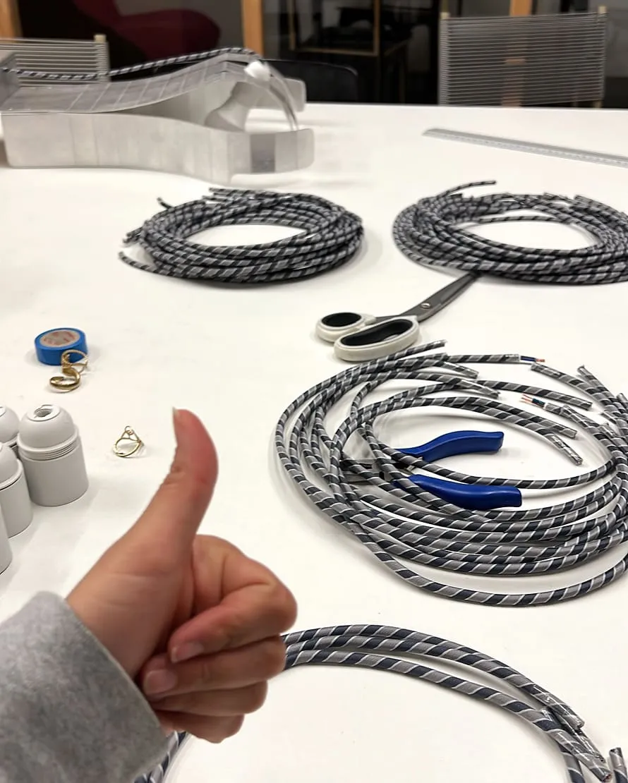 des câbles électriques sur une table