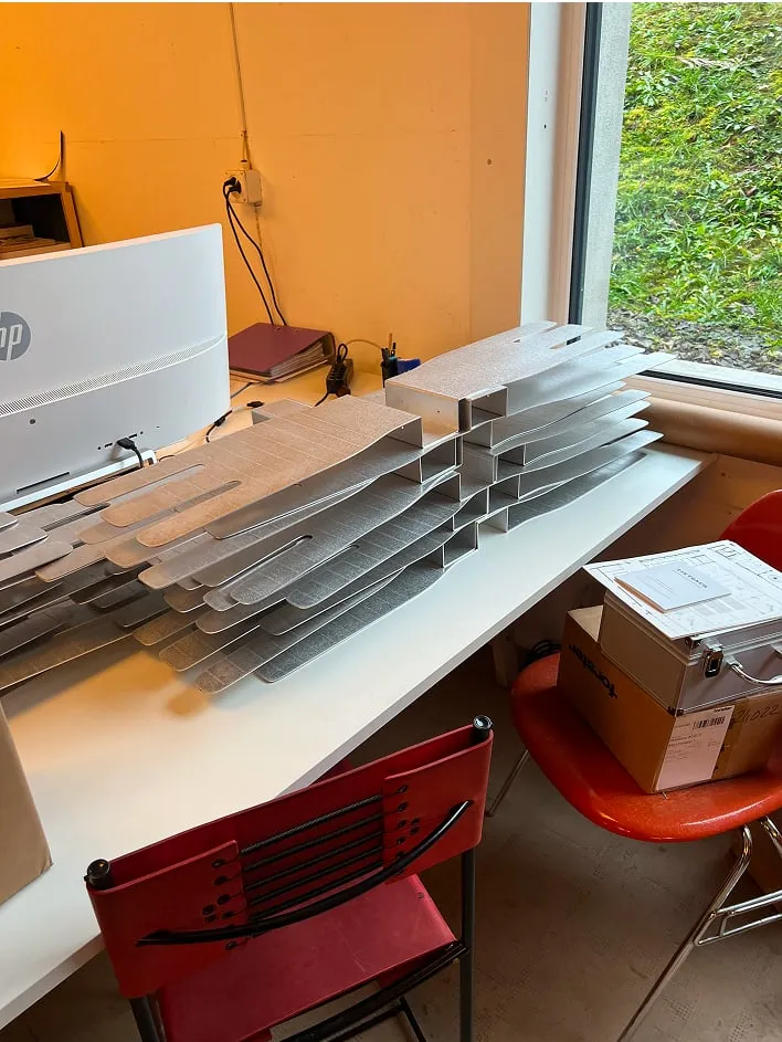 Une table sur laquelle se trouvent plusieurs boîtes