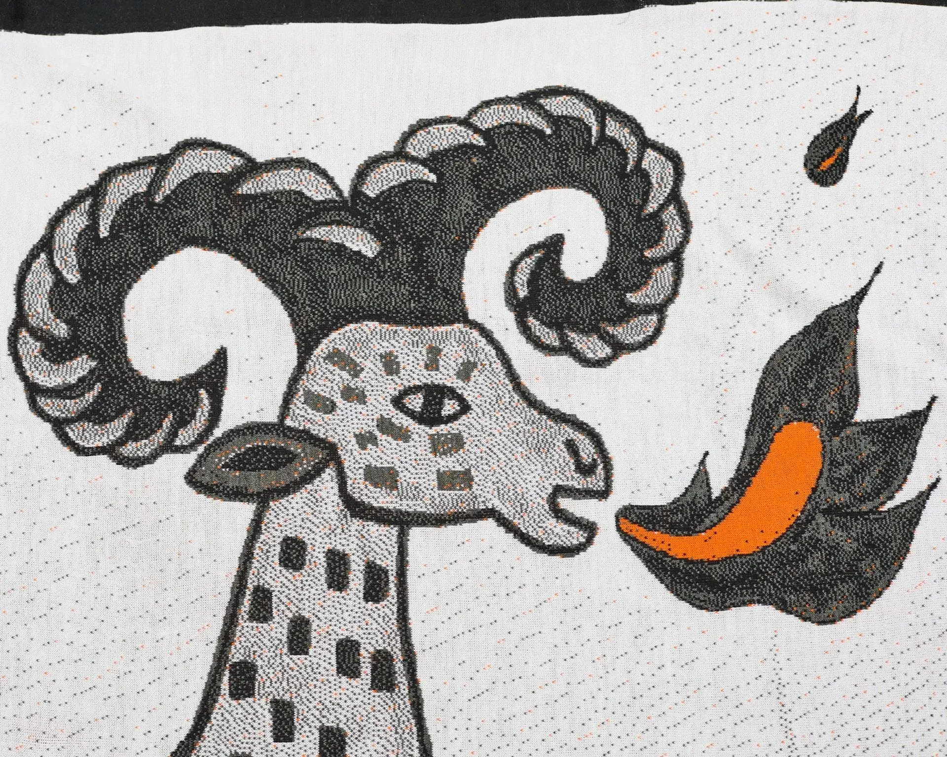 Un dessin d'un girafe avec un oiseau sur sa tête