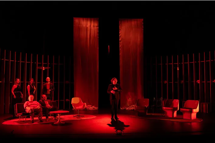 chanteur sur scène, lumière rouge