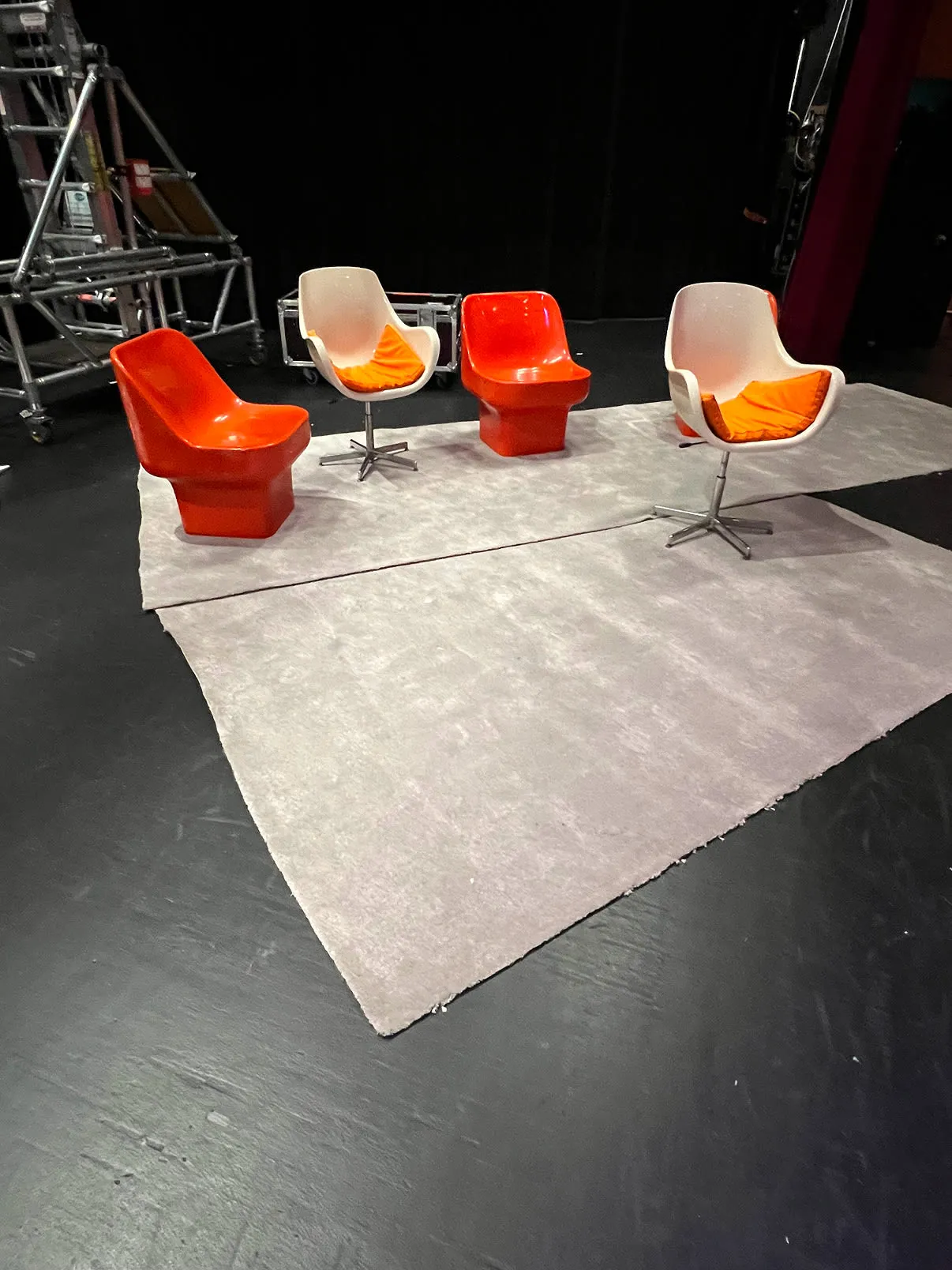 fauteuils en plastique sur moquette grise 
