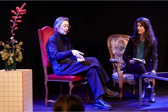 Conversation à deux sur chaises