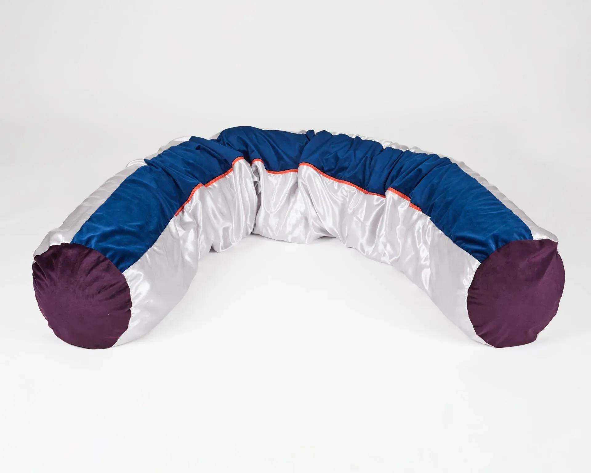 Une prise de vue rapprochée d'un coussin sur un fond blanc