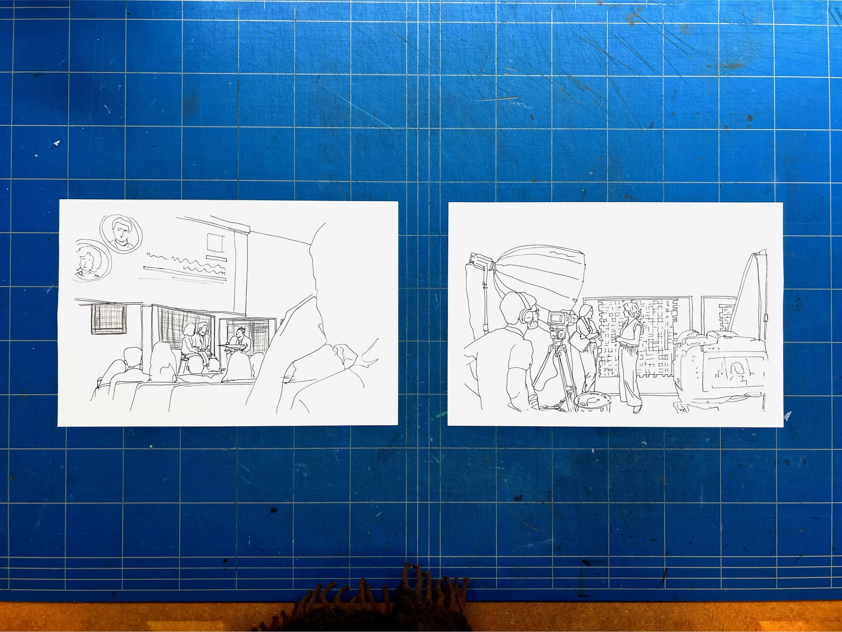 Deux dessins sur une table