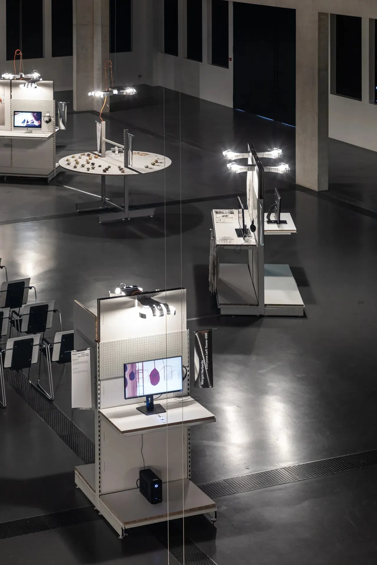 Un groupe de tables et de chaises dans une pièce