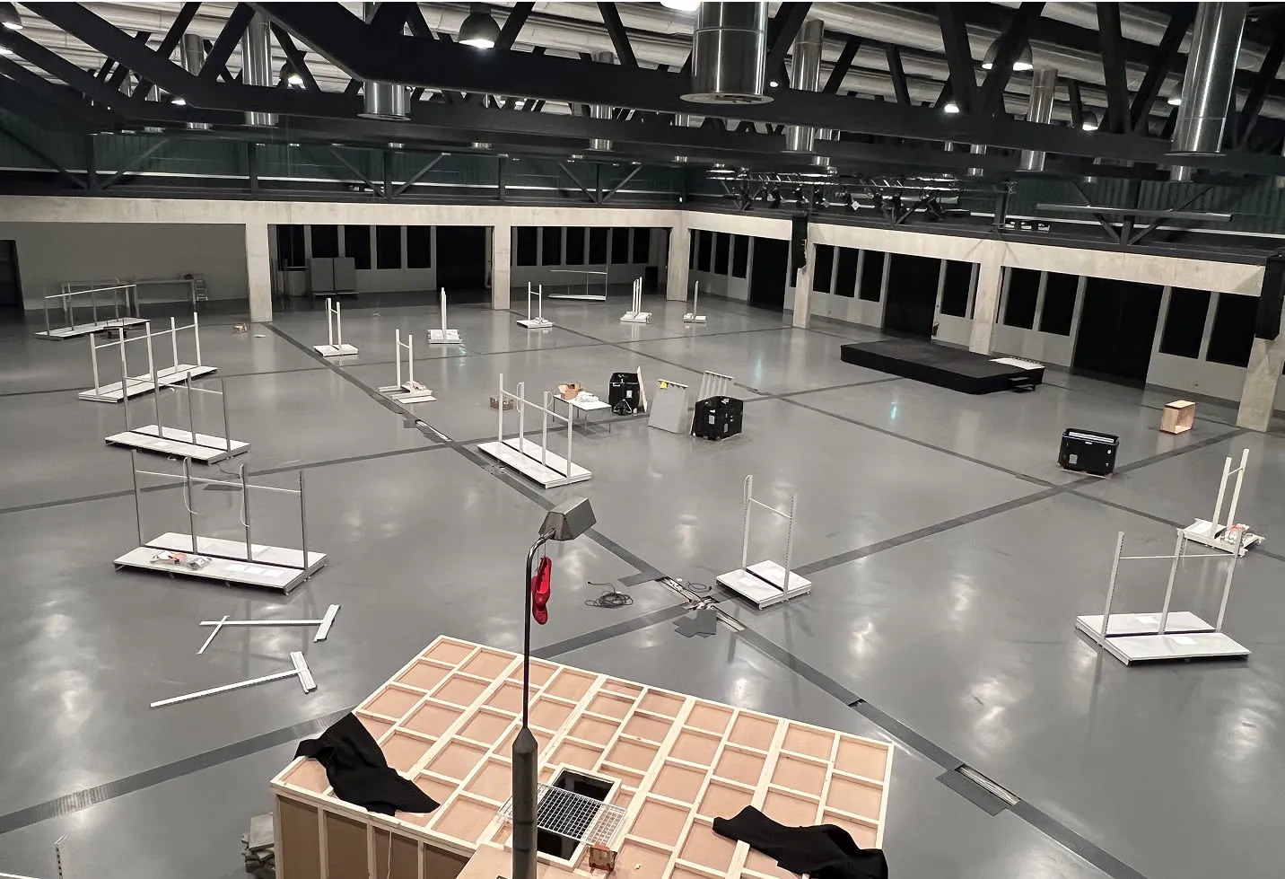 Une pièce remplie de nombreux fauteuils et tables blanches