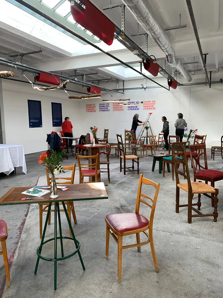 Une pièce remplie de nombreux fauteuils et tables en bois