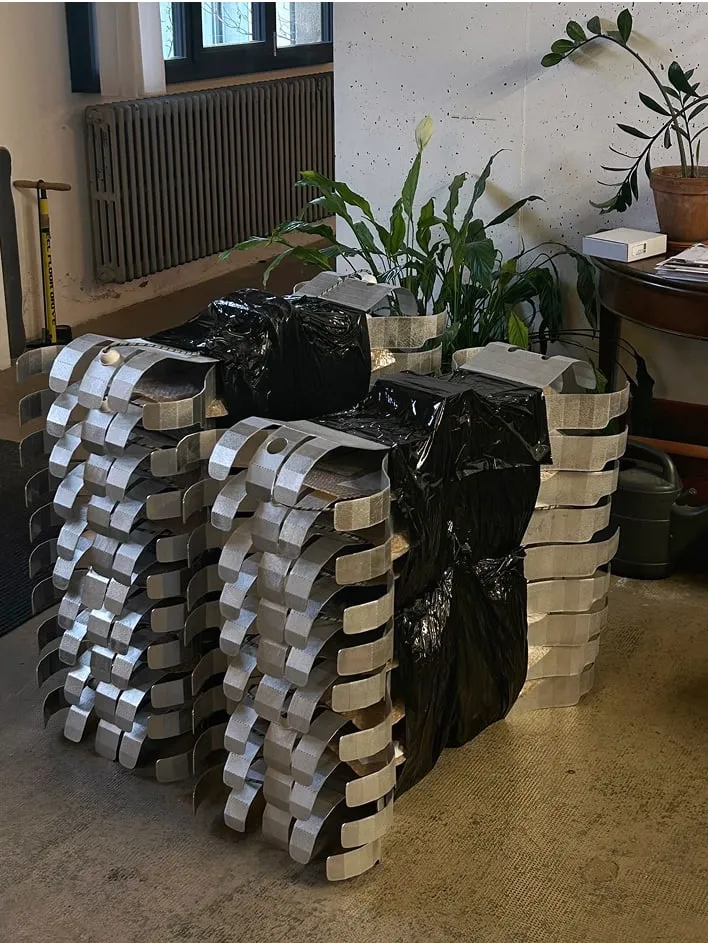 Une pile de sacs noirs posés sur le sol