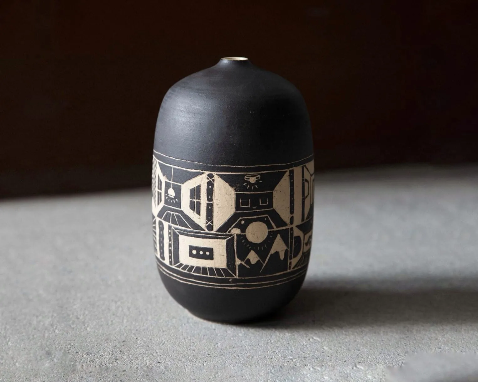 Vase Sgraffito II Pisoni–lab, céramique noire au décor gravé, avec Théo Heritier
